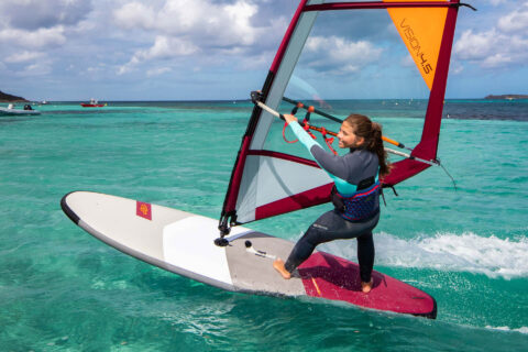 Kom i gang med windsurfing – guide til begyndere